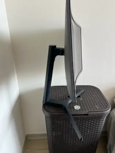 Monitor curvo Samsung de 24 pulgadas 144hrz - miniatura 4