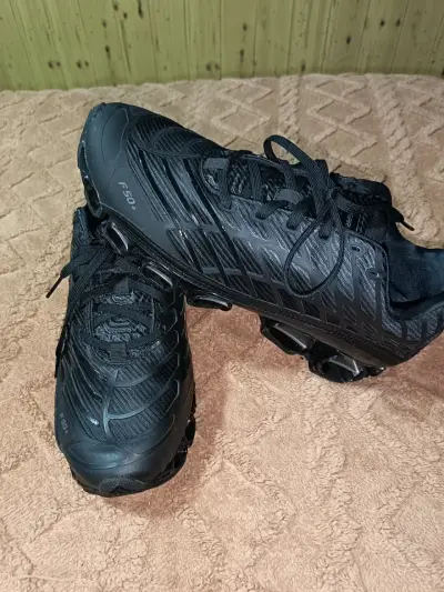 Zapatillas deportivas negras F50+ con diseño moderno - miniatura 1