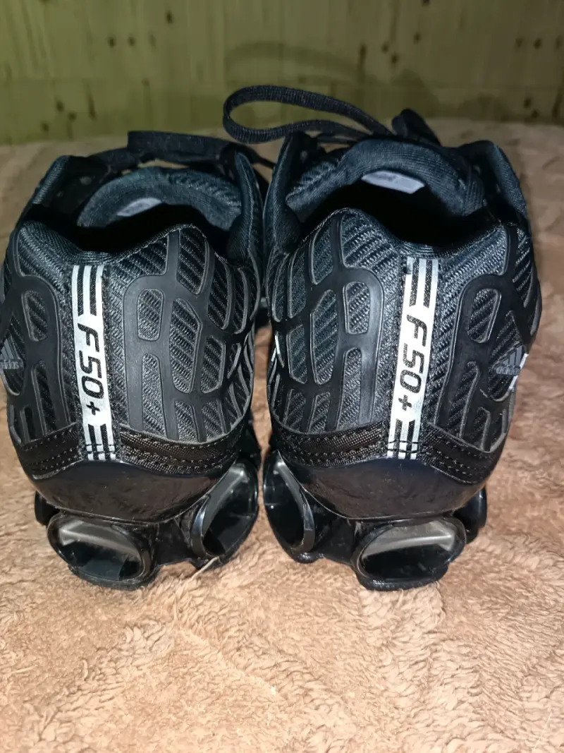 Zapatillas deportivas negras F50+ con diseño moderno - 2