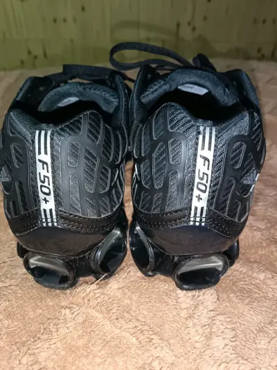 Zapatillas deportivas negras F50+ con diseño moderno - miniatura 2