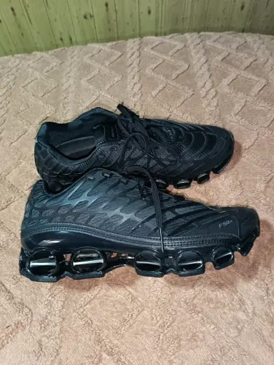 Zapatillas deportivas negras F50+ con diseño moderno - miniatura 3