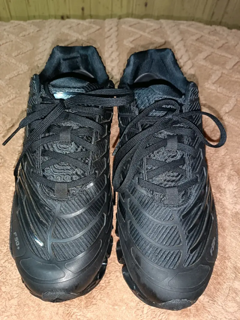 Zapatillas deportivas negras F50+ con diseño moderno - 4