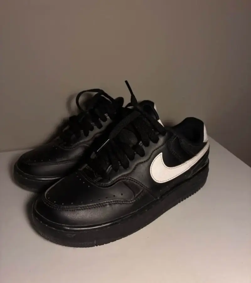 Zapatillas deportivas negras Nike con logo blanco - 1