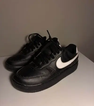 Zapatillas deportivas negras Nike con logo blanco - miniatura 1