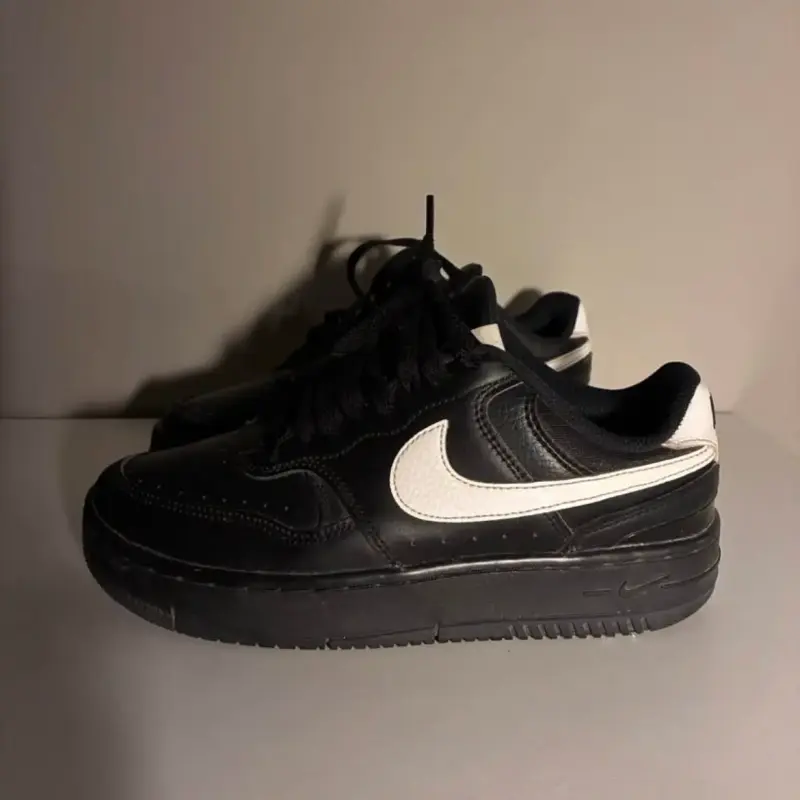 Zapatillas deportivas negras Nike con logo blanco - 2