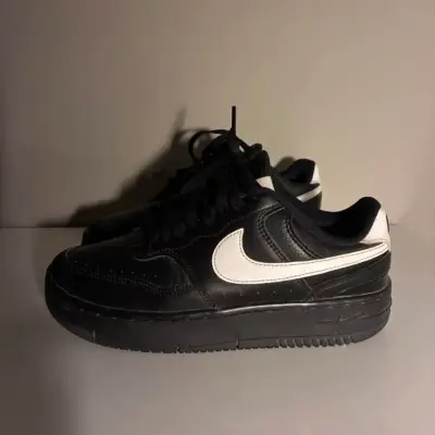 Zapatillas deportivas negras Nike con logo blanco - miniatura 2