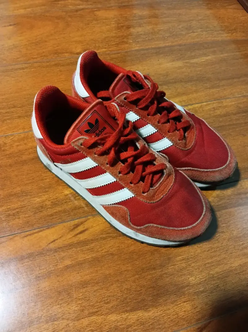 Zapatillas deportivas rojas Adidas clásicas - 1