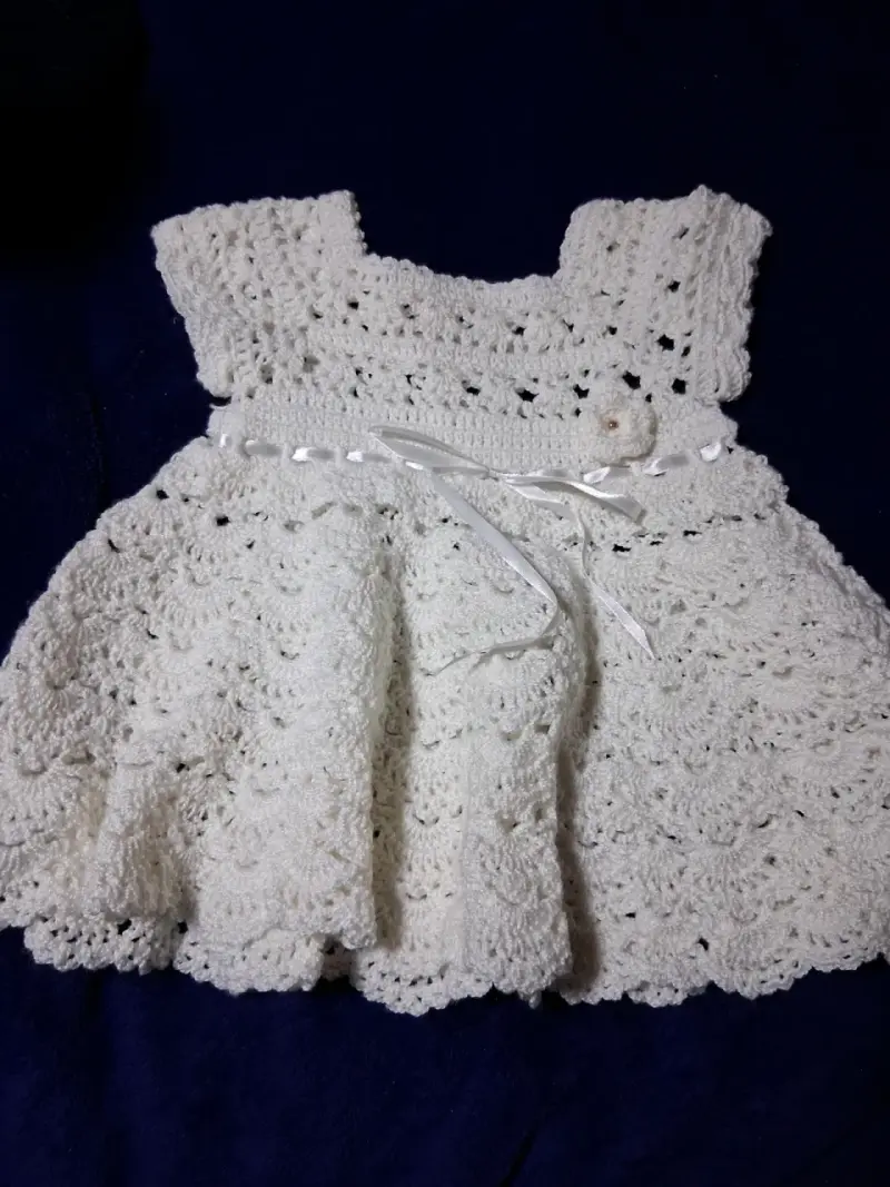 Vestido de bebé tejido a crochet blanco - 1