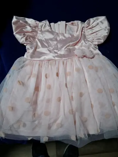 Vestido de bebé tejido a crochet blanco - miniatura 2