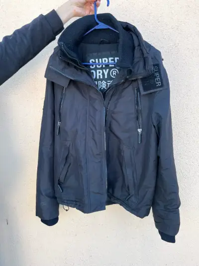 Chaqueta Superdry negra con capucha - miniatura 1