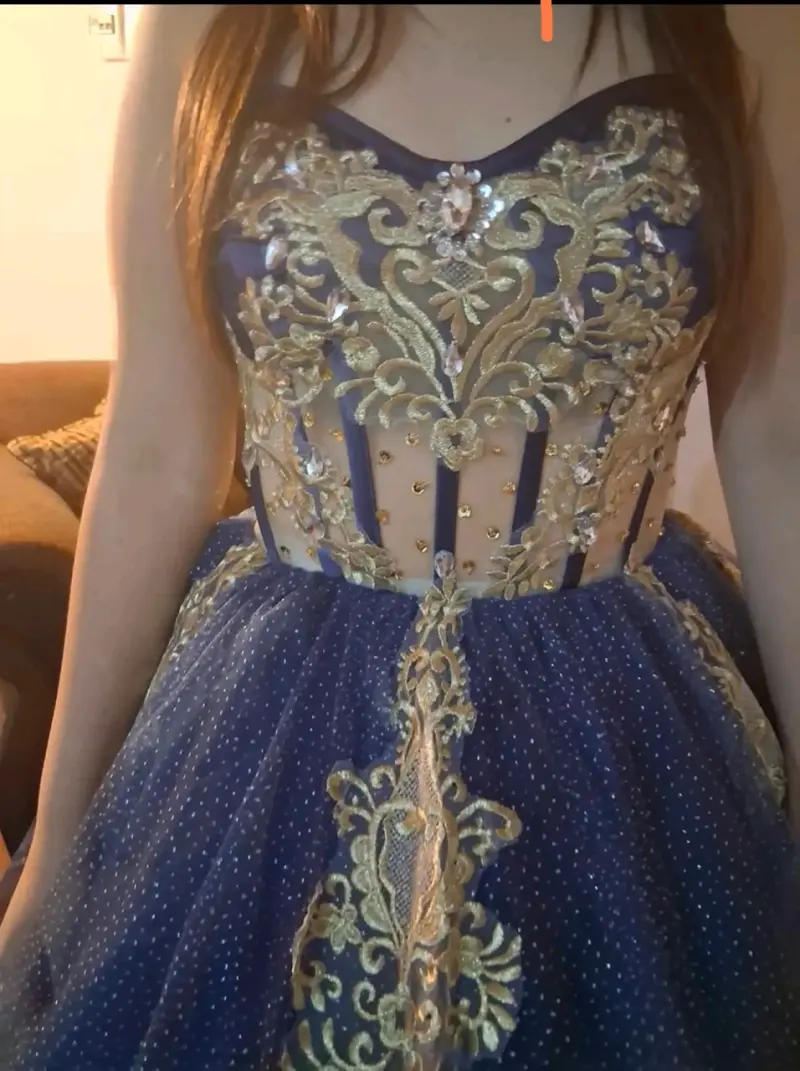Vestido de Quinceañera Azul con Detalles Dorados - 4