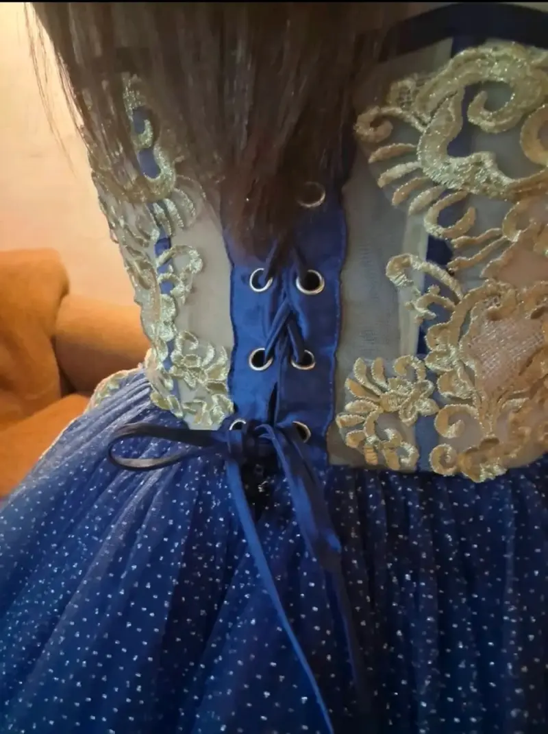 Vestido de Quinceañera Azul con Detalles Dorados - 5