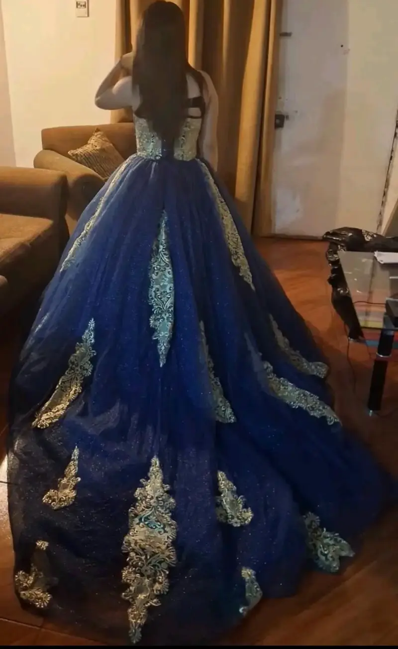 Vestido de Quinceañera Azul con Detalles Dorados - 6