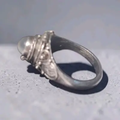 Anillo de plata con compartimento secreto - miniatura 1