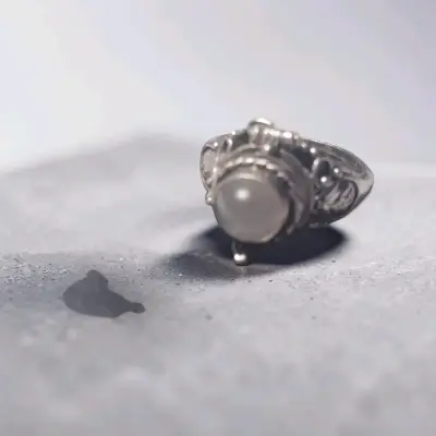 Anillo de plata con compartimento secreto - miniatura 2