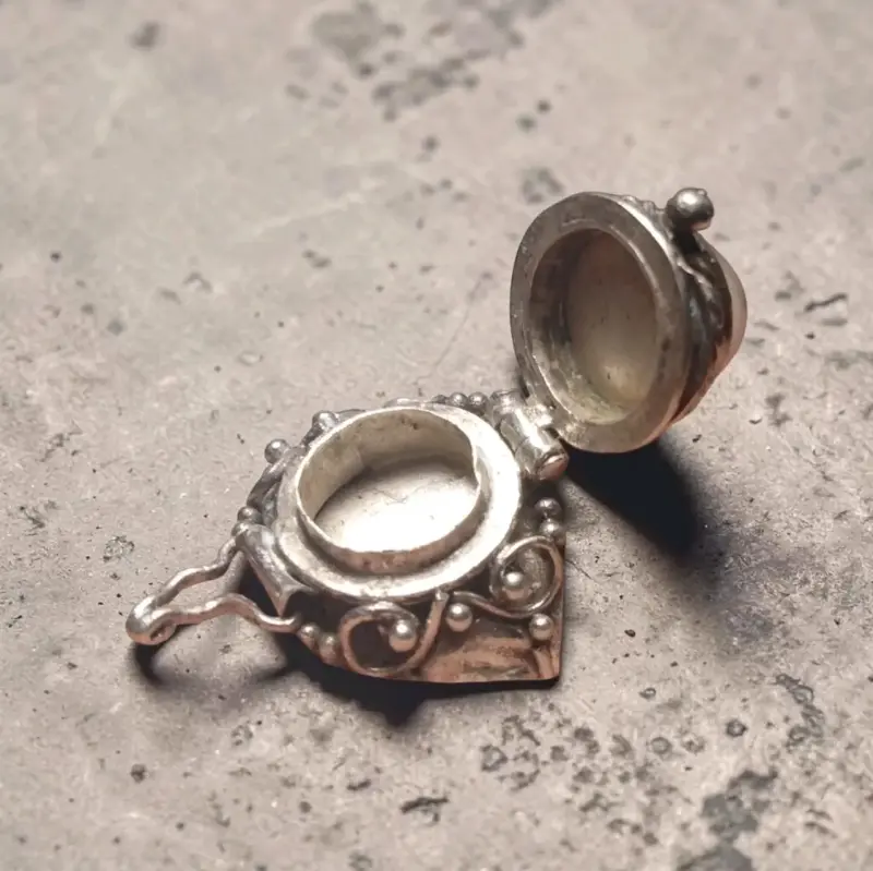 Anillo de plata con compartimento secreto - 3