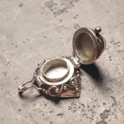 Anillo de plata con compartimento secreto - miniatura 3
