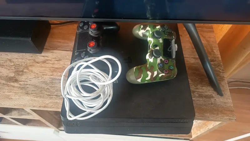 Consola PlayStation 4 con dos controles y juegos - 1