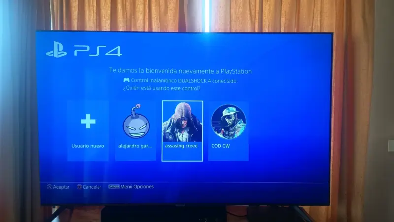 Consola PlayStation 4 con dos controles y juegos - 2