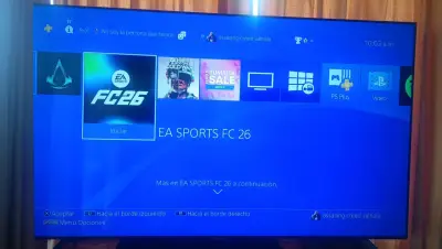 Consola PlayStation 4 con dos controles y juegos - miniatura 4