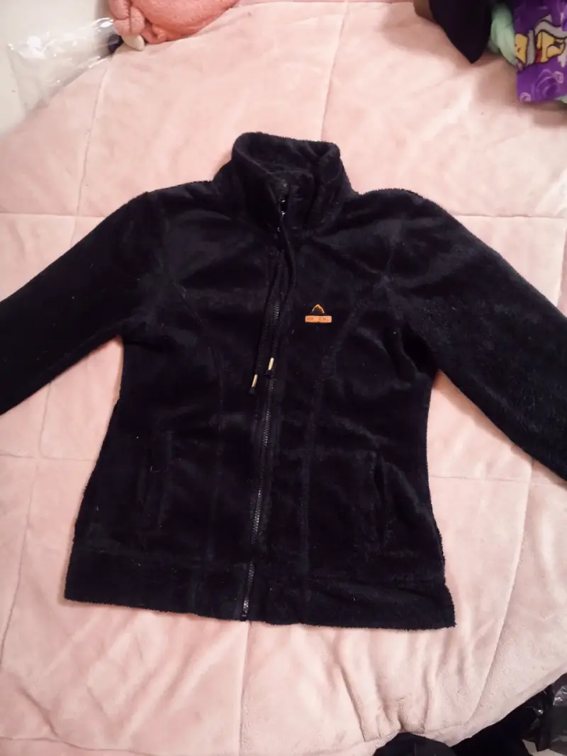 Chaqueta polar negra con cierre