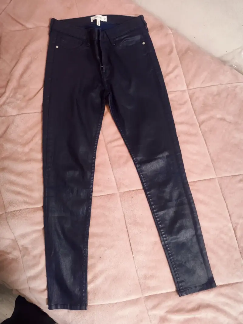Jeans ajustados azul oscuro Mango para mujer - 1