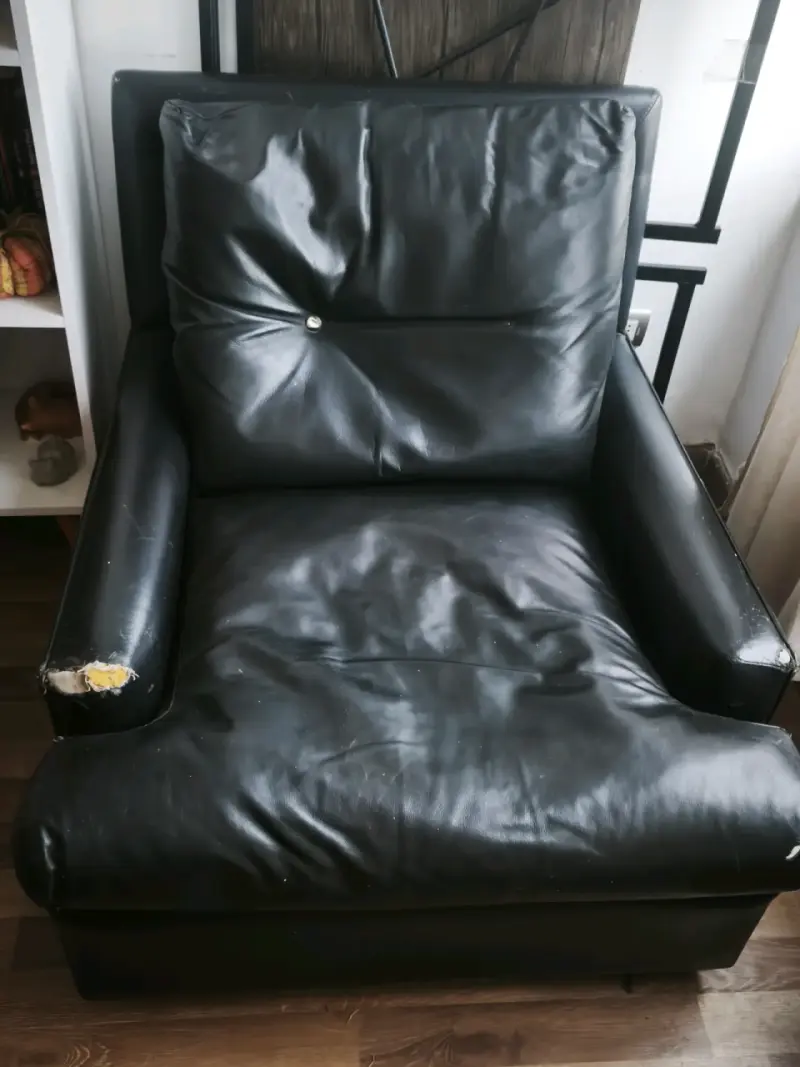 Sillón de cuero negro con desgaste - 1