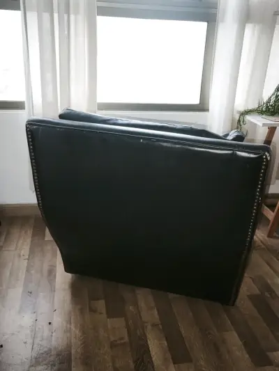 Sillón de cuero negro con desgaste - miniatura 3