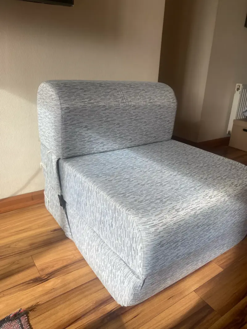 Sillón cama plegable gris claro en buen estado - 1
