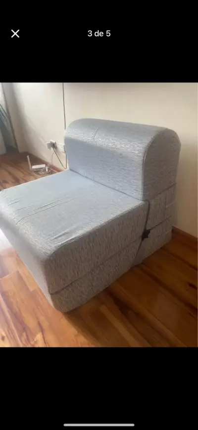 Sillón cama plegable gris claro en buen estado - miniatura 2