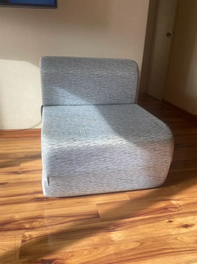 Sillón cama plegable gris claro en buen estado - 3