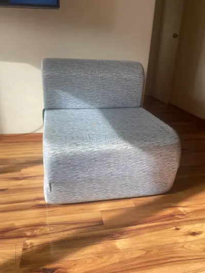 Sillón cama plegable gris claro en buen estado - miniatura 3