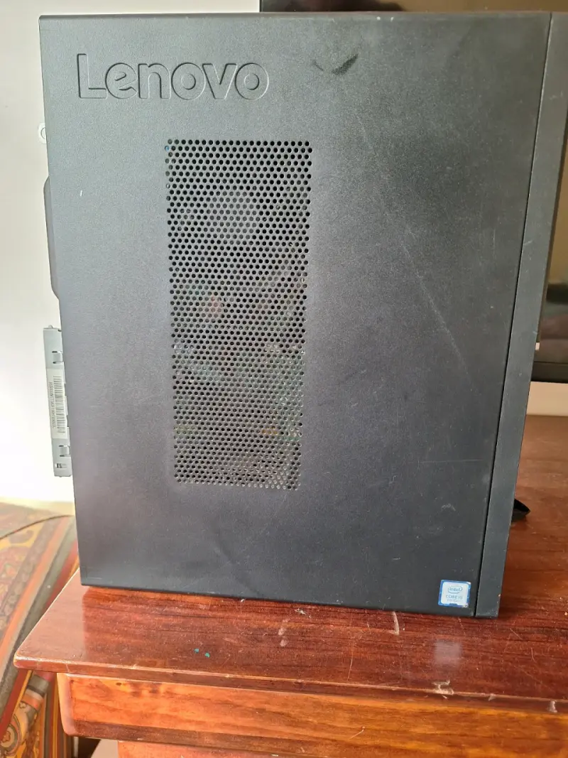 Computador de Escritorio Lenovo con Intel Core i5 - 1