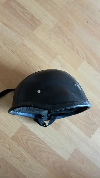 Casco de moto negro con correa ajustable - miniatura 1