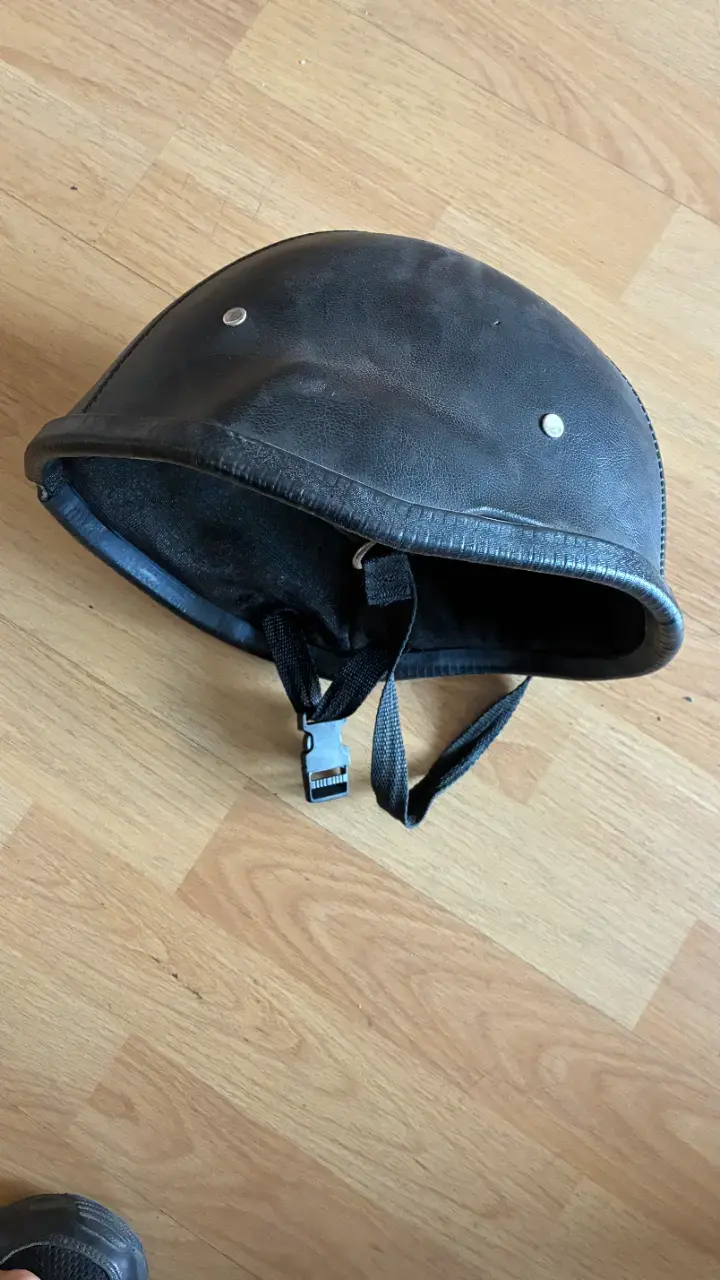 Casco de moto negro con correa ajustable - 3