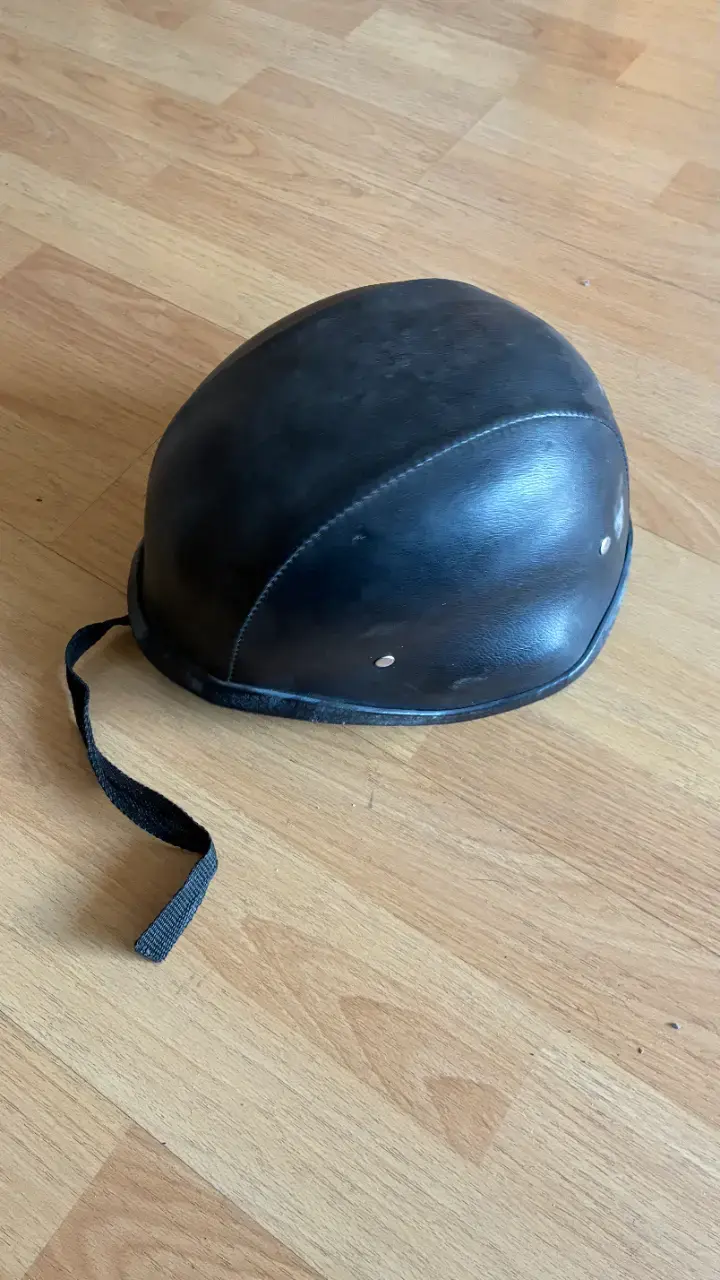 Casco de moto negro con correa ajustable - 4