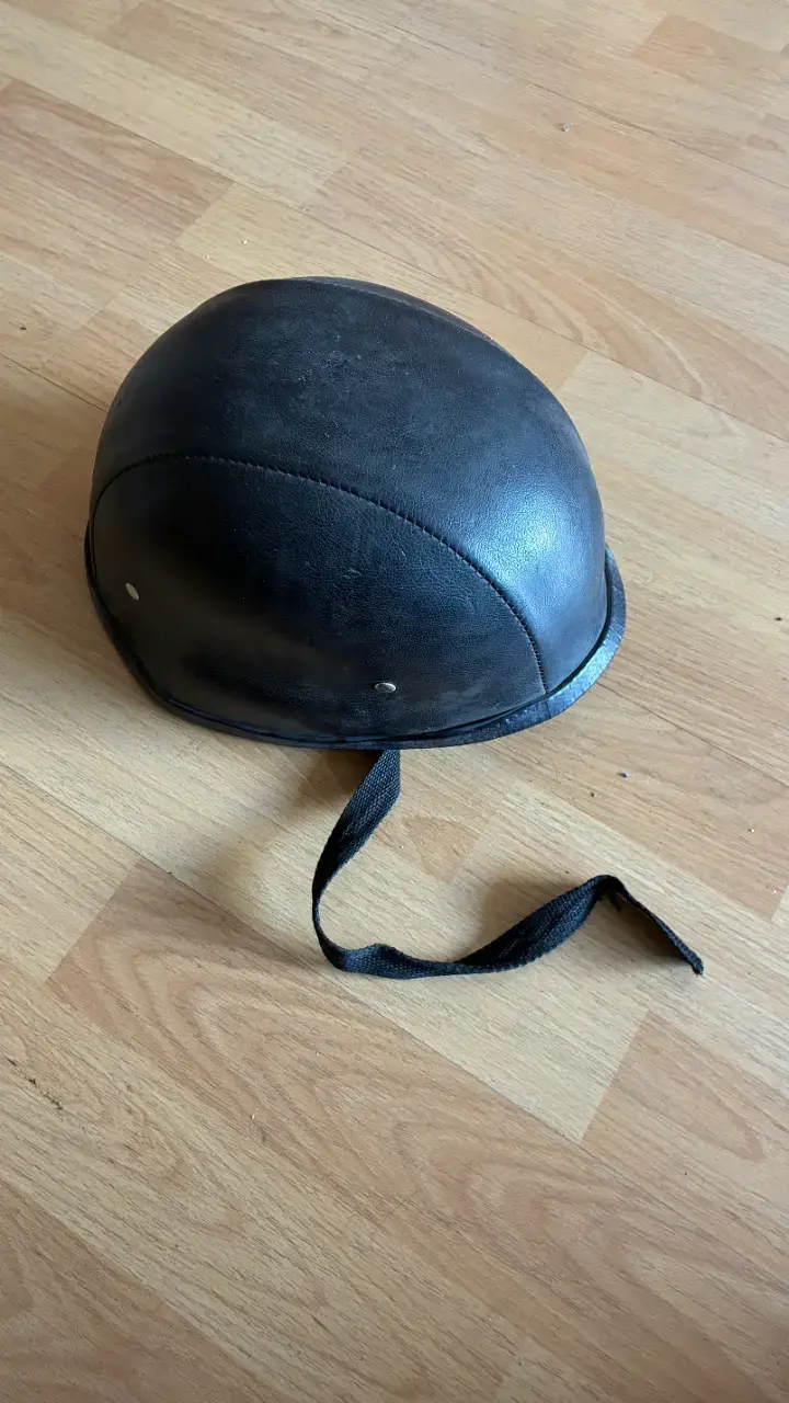Casco de moto negro con correa ajustable - 5