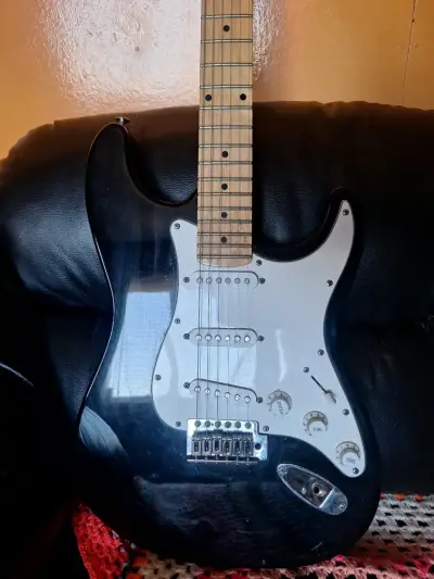 Guitarra eléctrica estilo Stratocaster negra - miniatura 1