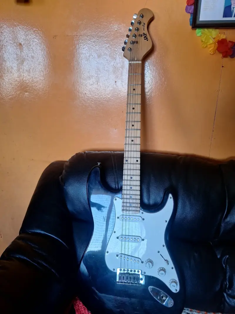 Guitarra eléctrica estilo Stratocaster negra - 2