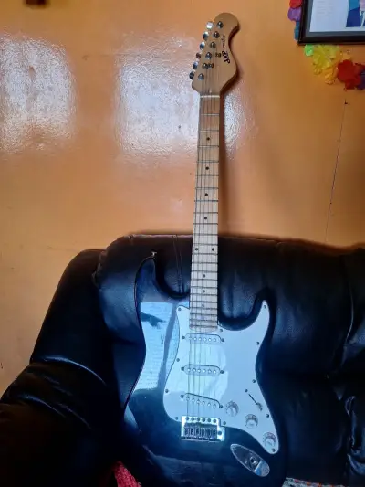 Guitarra eléctrica estilo Stratocaster negra - miniatura 2