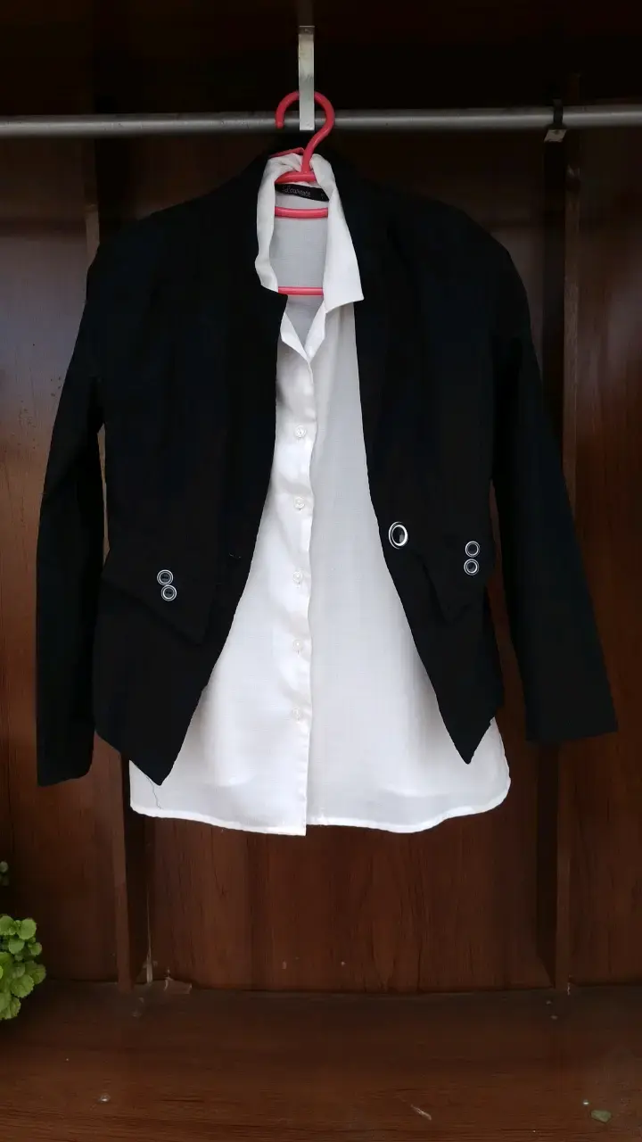 Blazer negro con camisa blanca para mujer - 1
