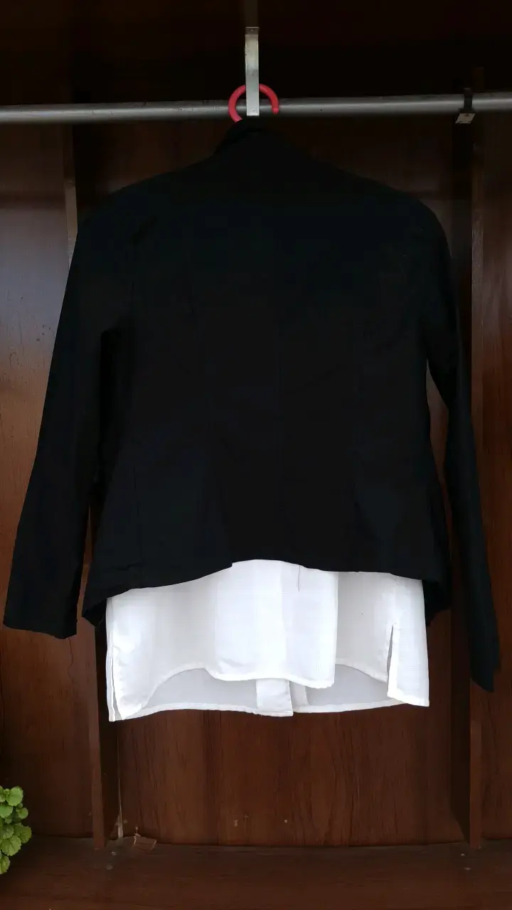Blazer negro con camisa blanca para mujer - 3