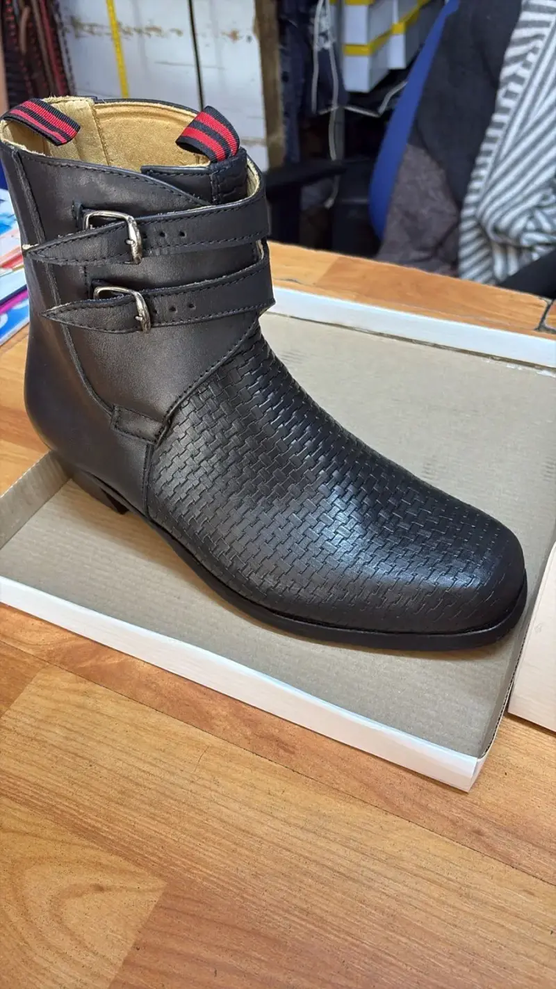 Botines de cuero negro con hebillas