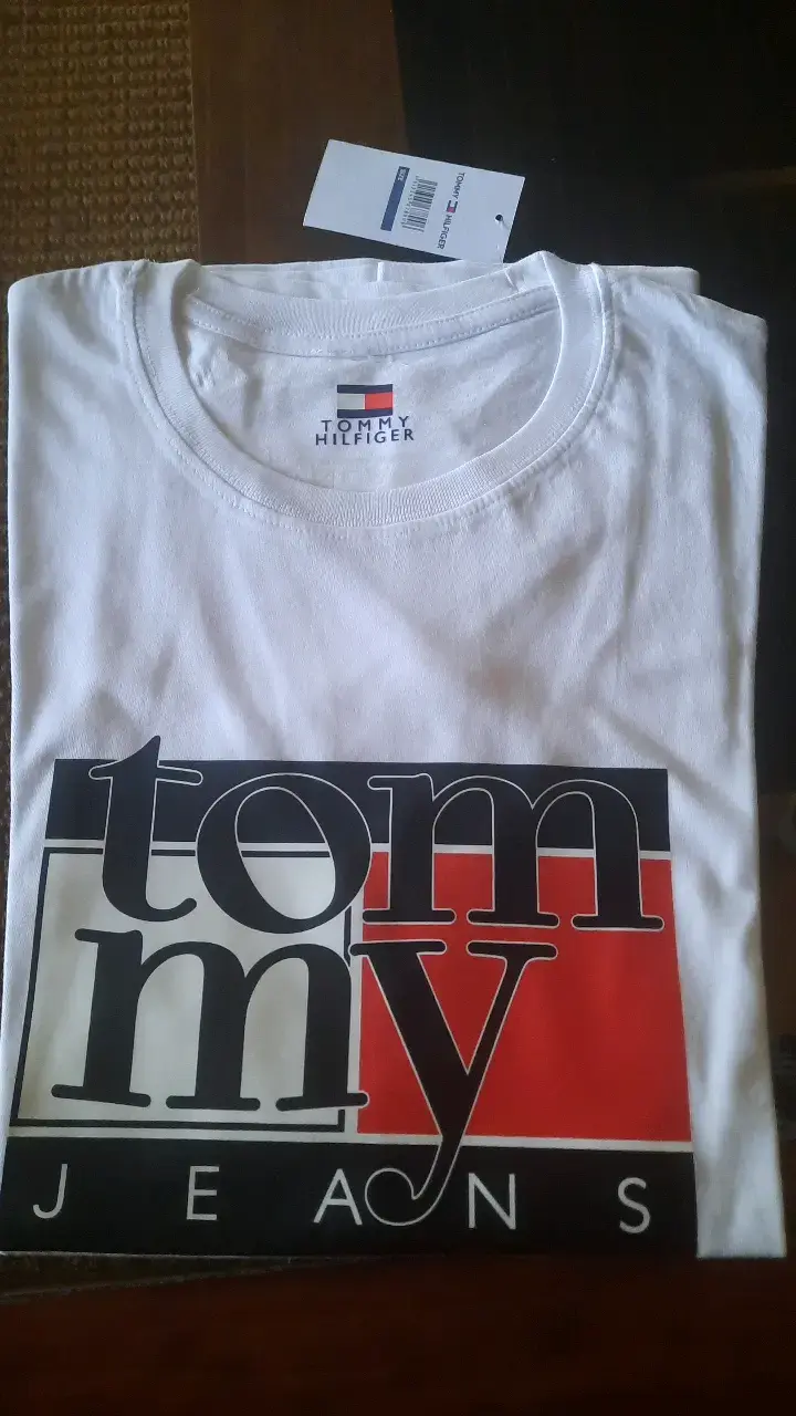 Polera Tommy Hilfiger blanca con logo
