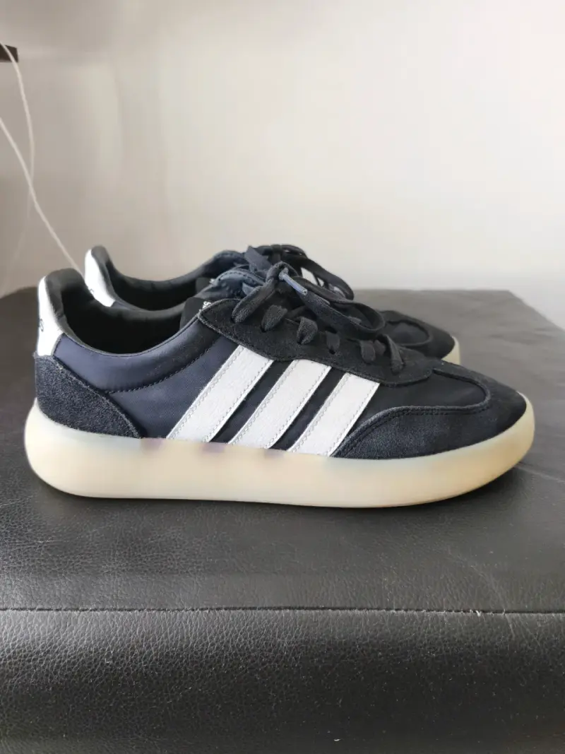 Zapatillas deportivas negras Adidas con suela blanca - 1