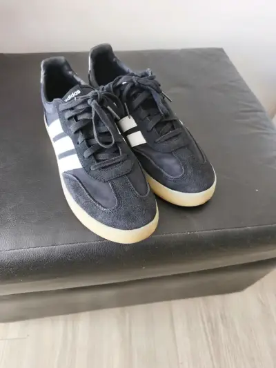 Zapatillas deportivas negras Adidas con suela blanca - miniatura 2