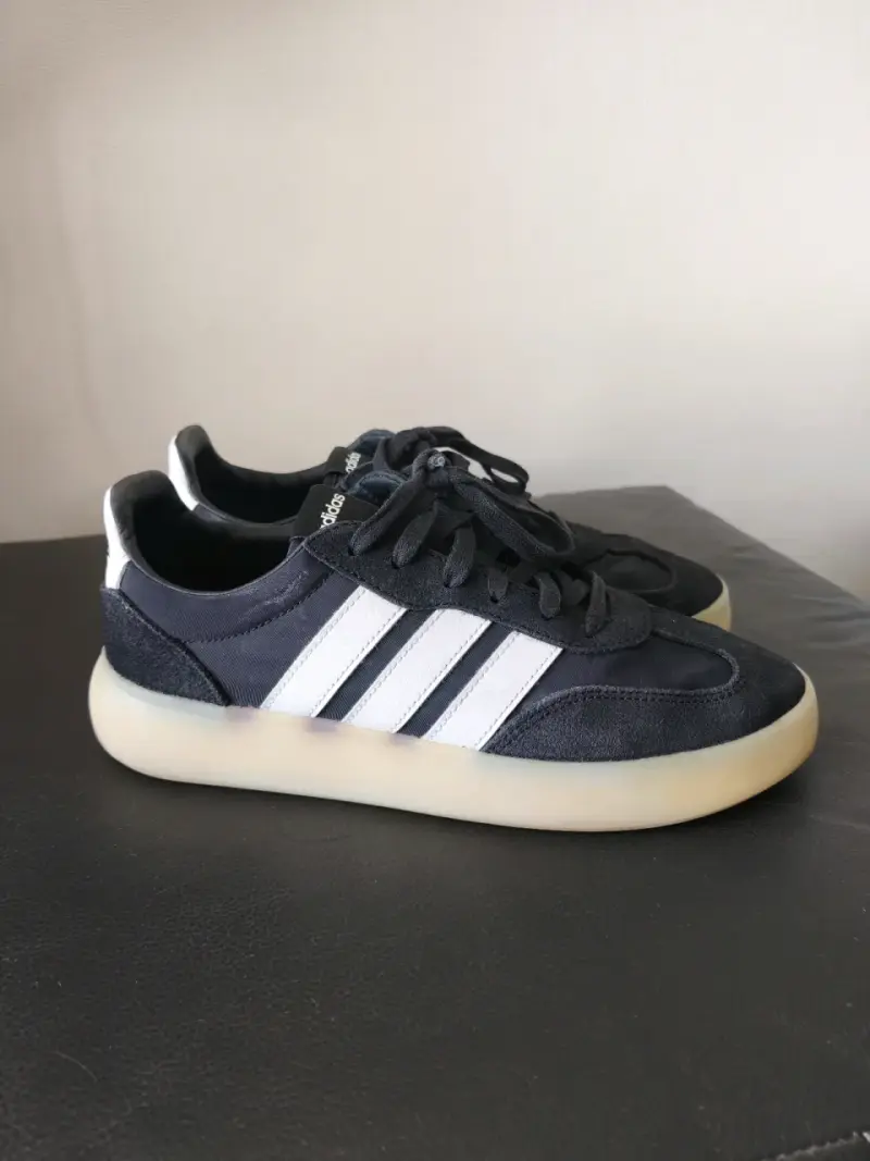 Zapatillas deportivas negras Adidas con suela blanca - 3