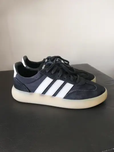 Zapatillas deportivas negras Adidas con suela blanca - miniatura 3