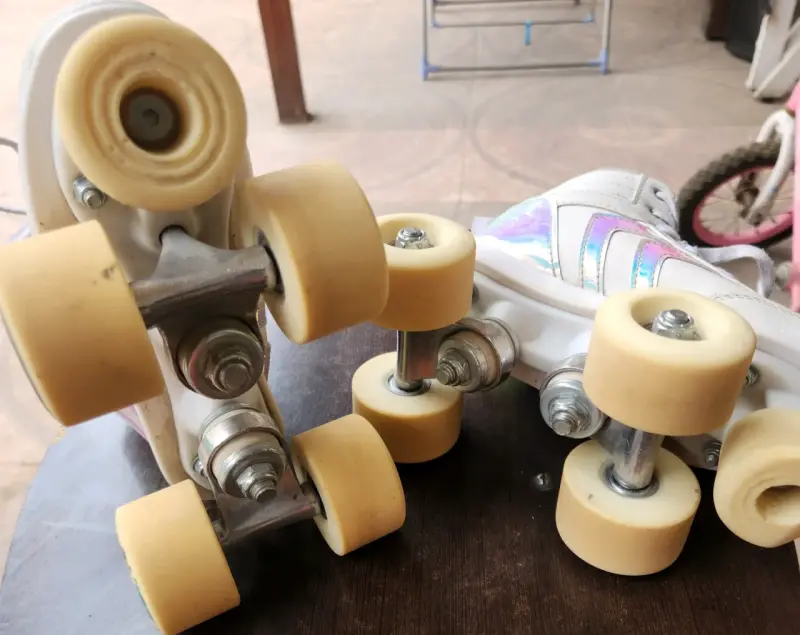 Patines de cuatro ruedas para niños con diseño colorido - 4