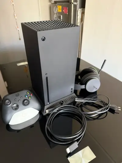 Consola Xbox Series X con control y accesorio. - miniatura 1